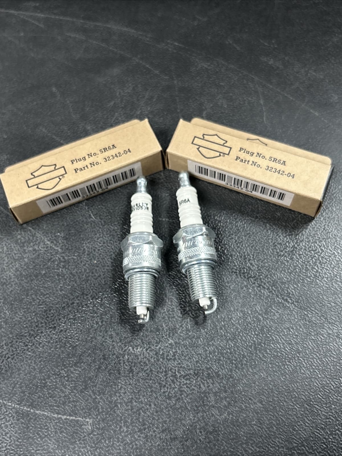 HARLEY- DAVIDSON SPARK PLUG 5R6A 32342-04 set of two